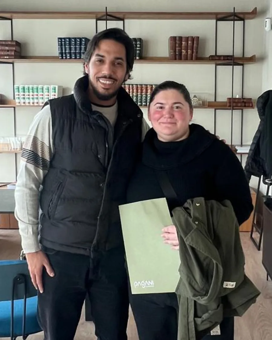 Constanza junto a Lucas, de MGI, el día de la firma