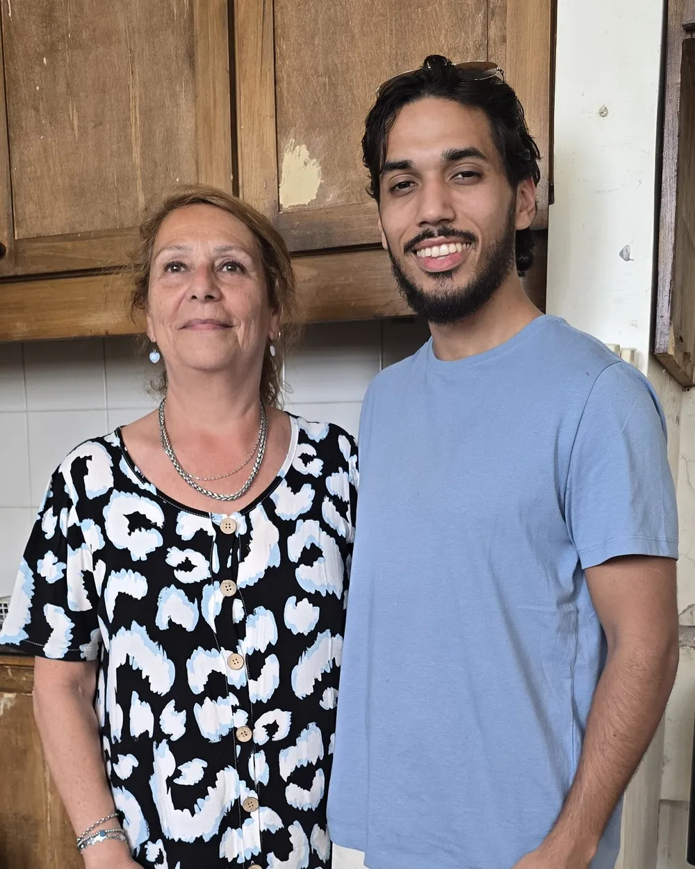María junto a Lucas, de MGI, en la cocina de la casa que vendió